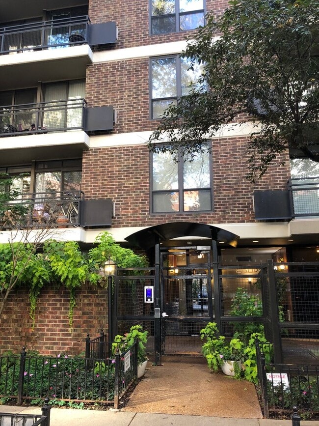 Building Photo - Beautiful Lincoln Park condo situated right next to Lake Shore Drive and Clark Street!