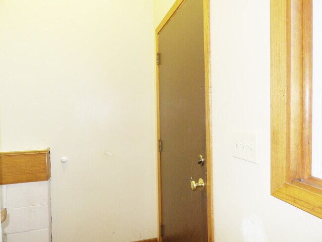 Building Photo - 3 Bedrooms | 2 Bathrooms Near UofM