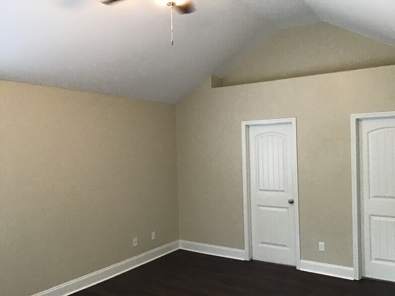 Building Photo - 130 Crossing Cir