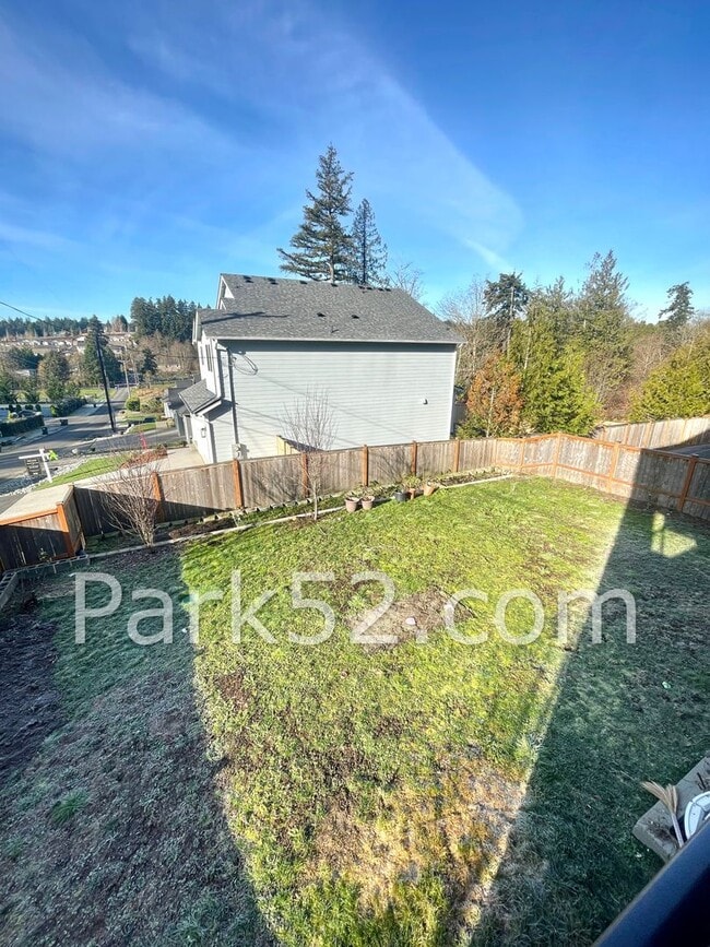 Building Photo - Beautiful Tri-Level 3 Bedroom Home in University Place