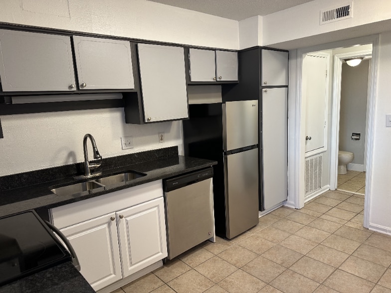 Building Photo - 1921 Mereview Ct