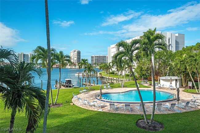 Building Photo - 400 Park Shore Dr