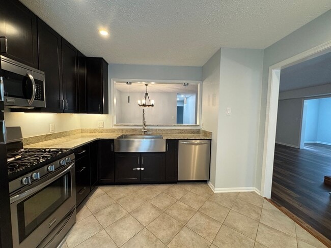 Building Photo - Sun-filled And Spacious 2 Bed 2 Bath Condo With Balcony In Desired Willow Point
