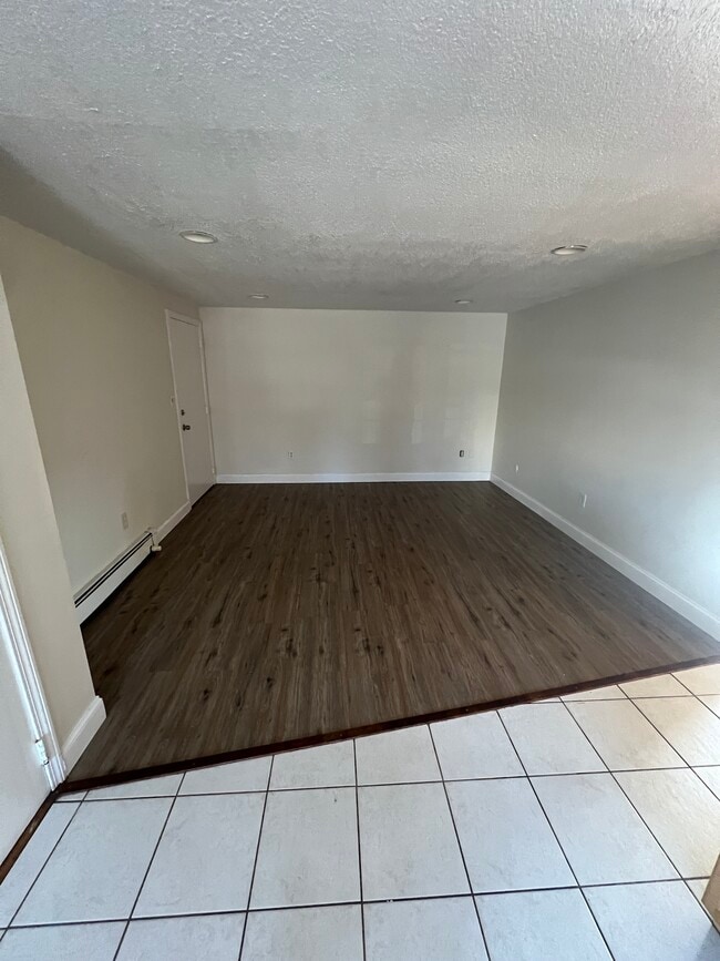 Building Photo - 8 Carriage Hill Rd