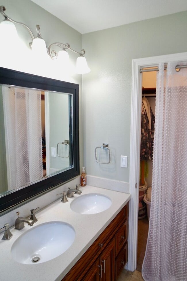 Building Photo - Modern House Near Downtown