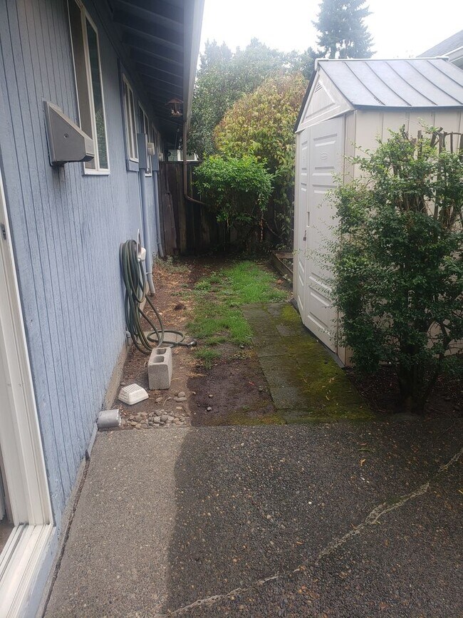 Building Photo - SE Tacoma Ave Duplex
