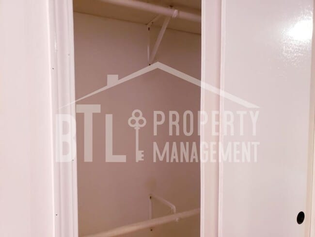 Building Photo - Cozy 1 bedroom Lake condo!!