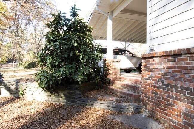 Building Photo - 916 Jones Mill Rd