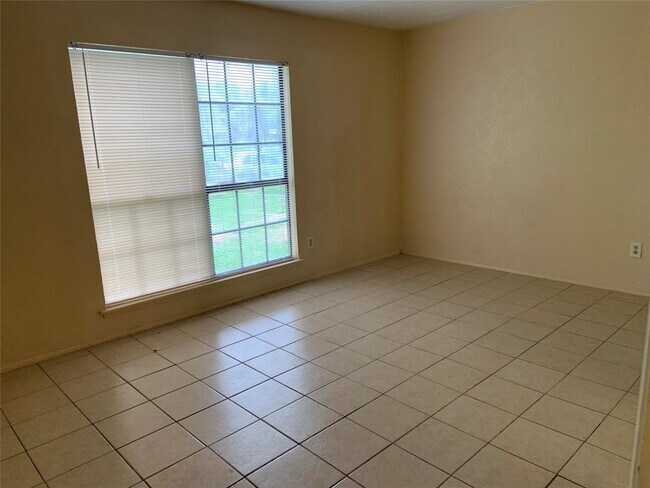 Building Photo - 5613 Hollow Pines Dr