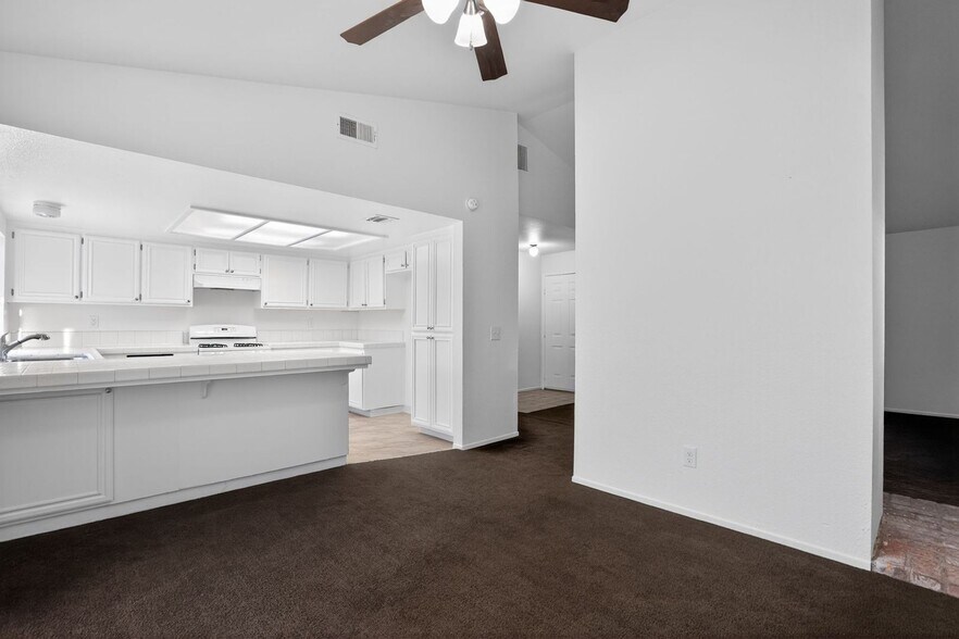 Building Photo - 705 Desert Calico Dr