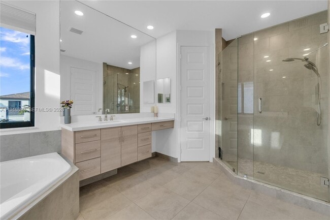 Building Photo - 10890 Shore St