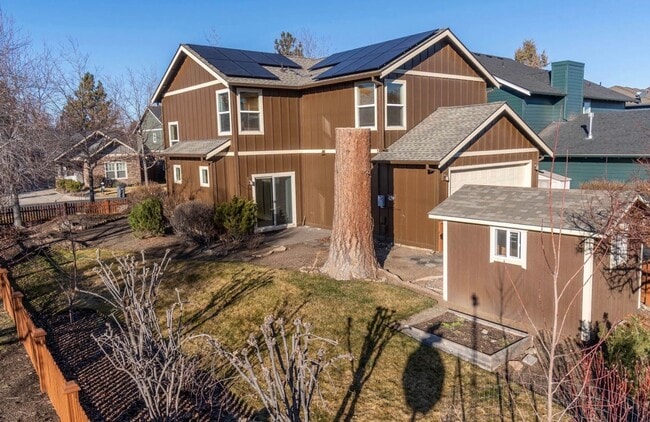 Building Photo - Welcome Home to Comfortable Bend Living