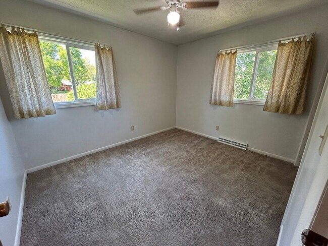 Building Photo - 5 Bed 2 Bath Home with 2 Car Attached Gara...