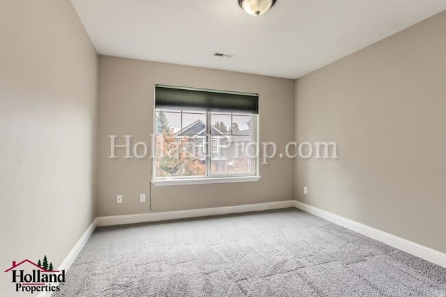 Building Photo - Bright & Spacious 3-Bedroom Hillsboro Home Backing to Green Space!
