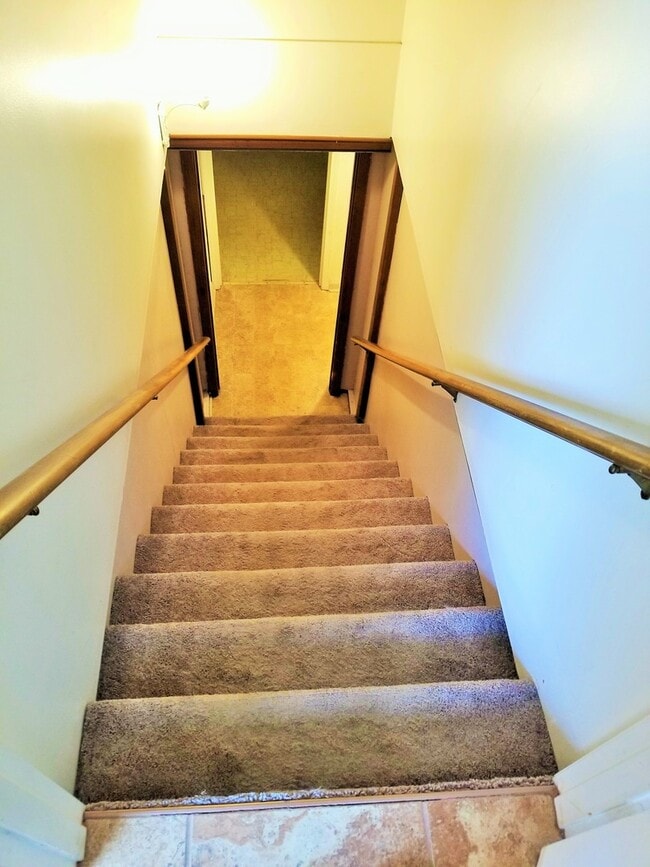 Building Photo - FRESH Paint!  Sprawling, Hurstbourne Ranch with Basement!  3 Bedrooms, 3 Full Baths, Hardwood Flo...