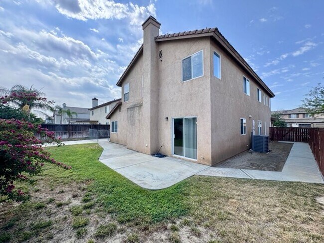 Building Photo - Spacious 4 Bedroom Home with a loft AND bo...
