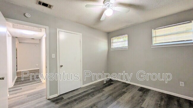 Building Photo - 4527 Versailles Dr