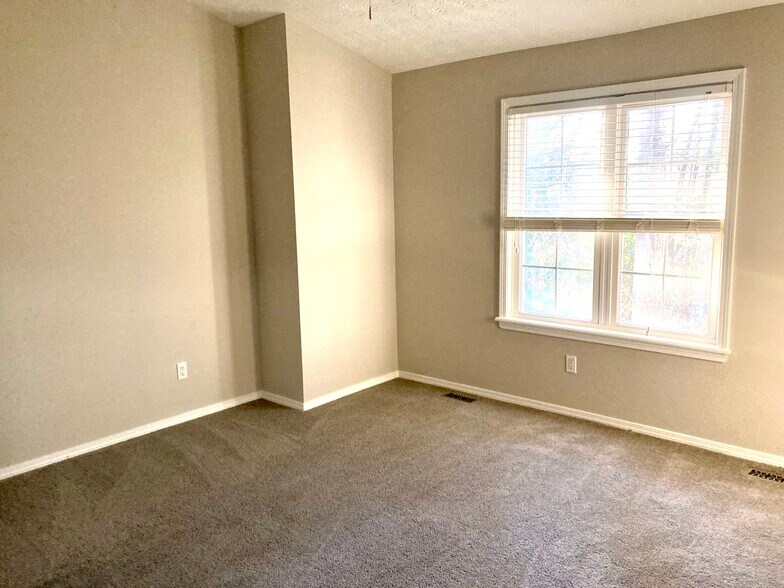 Building Photo - 1502 Queen Anne Ct
