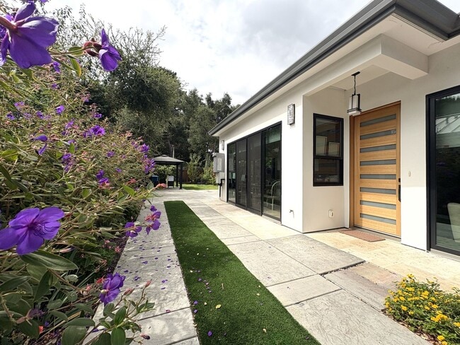 Building Photo - Bright, Modern & Beautiful – 3BR Home in M...