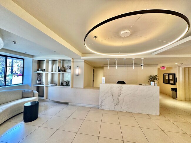 Building Photo - Fantastic 1 Bed with Den/Office/Additional Sleeping area! Conveniently located near Dupont, Logan...