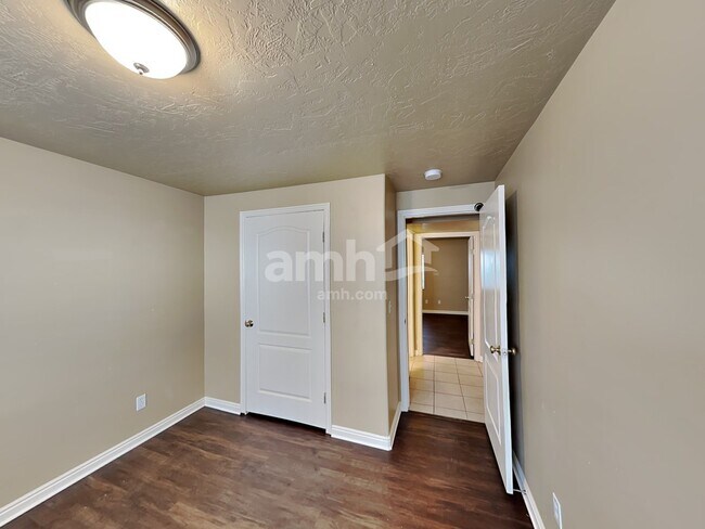 Building Photo - 3703 Lake Vista Dr