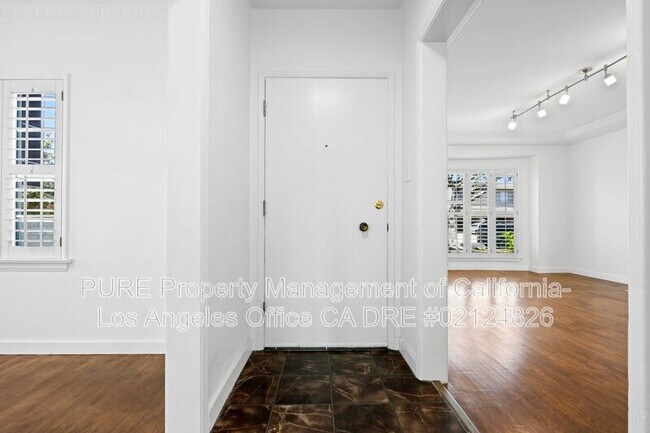 Building Photo - 1534 S Hayworth Ave