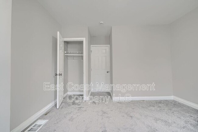 Building Photo - 2622 Llewelyn Ave