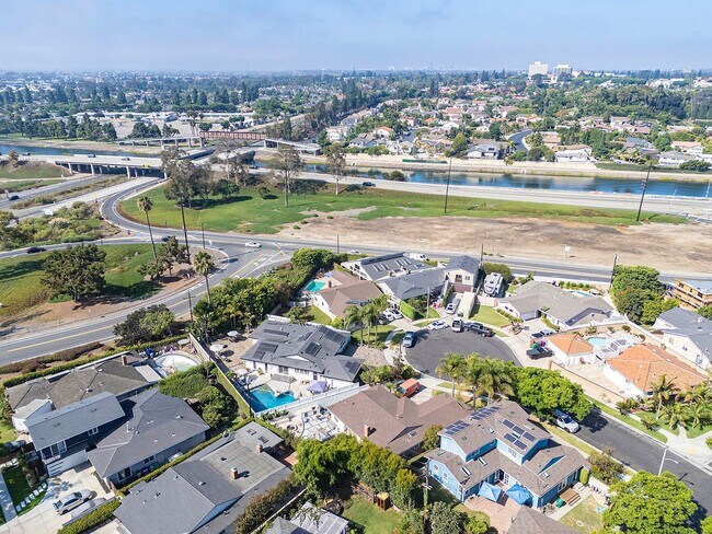 Building Photo - Fully Furnished 3 Bed 2.5 Bath Single Fami...