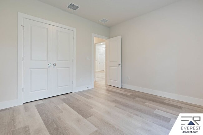 Building Photo - FULLY FENCED, LIKE NEW 3/2/2 IN PINE LAKES