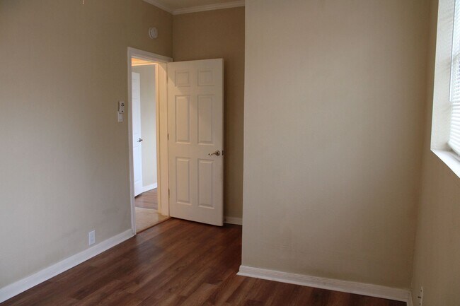 Building Photo - 3901 N New Braunfels Ave