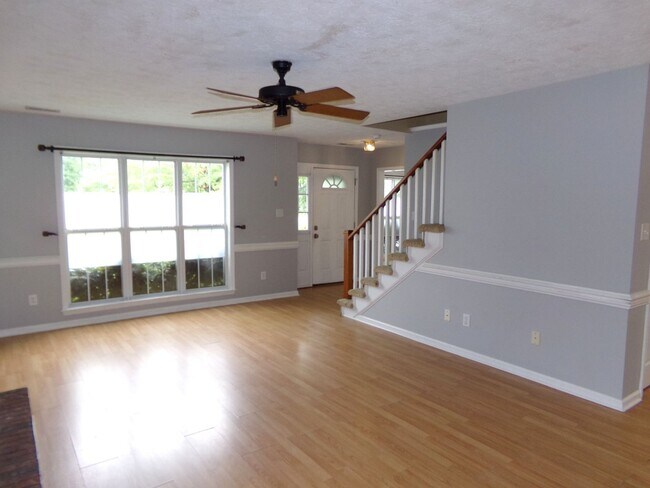 Building Photo - Beautiful 2 story home located on a cul-de-sac