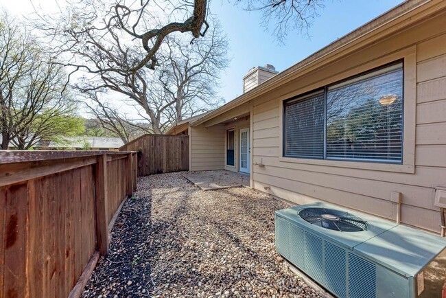 Building Photo - 7211 Lakewood Dr