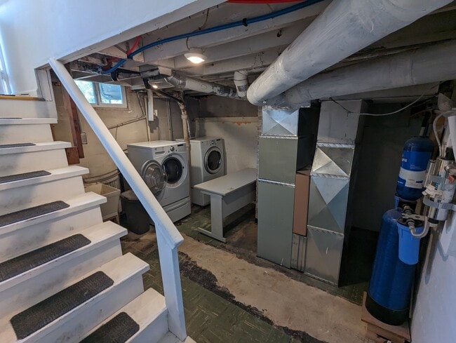 Basement laundry room - 3919 NE 67th Ave