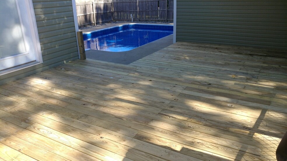 Building Photo - 704 cherry st