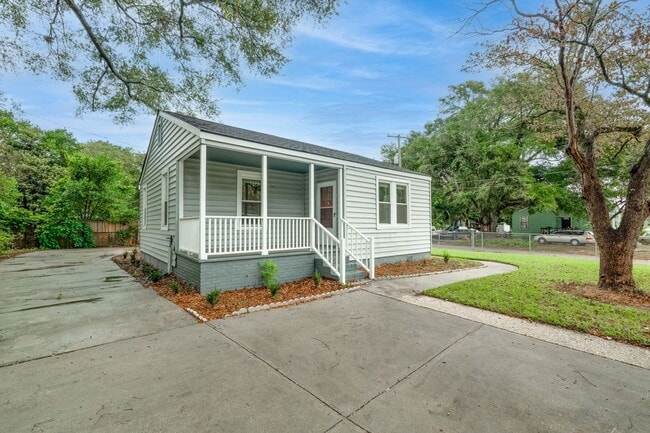 Building Photo - Stylish Lowcountry Comfort Near the Heart ...