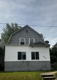 Building Photo - 1224 E Madison St