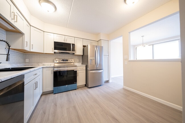 Building Photo - 7200 York Ave S