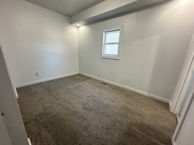 Building Photo - 4 bedroom / 2 bath home with lots of room!