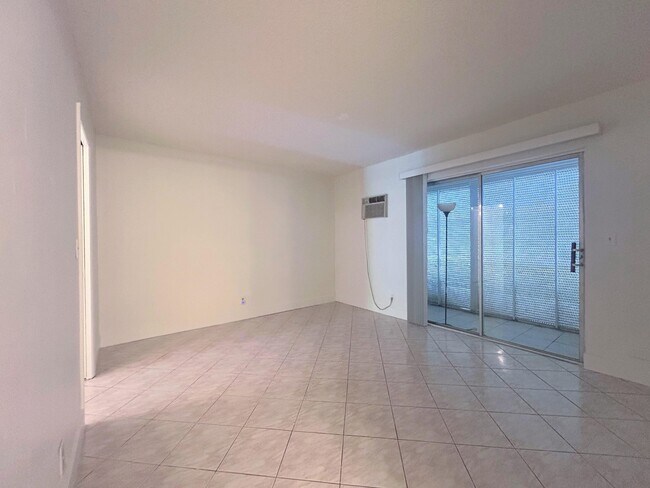 Building Photo - 200 Horizon W
