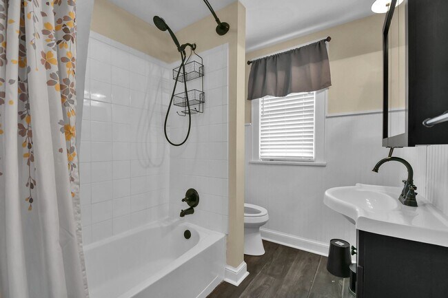 Building Photo - 626 E Jenkins Ave