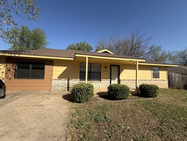 Building Photo - 2204 Post Oak Dr