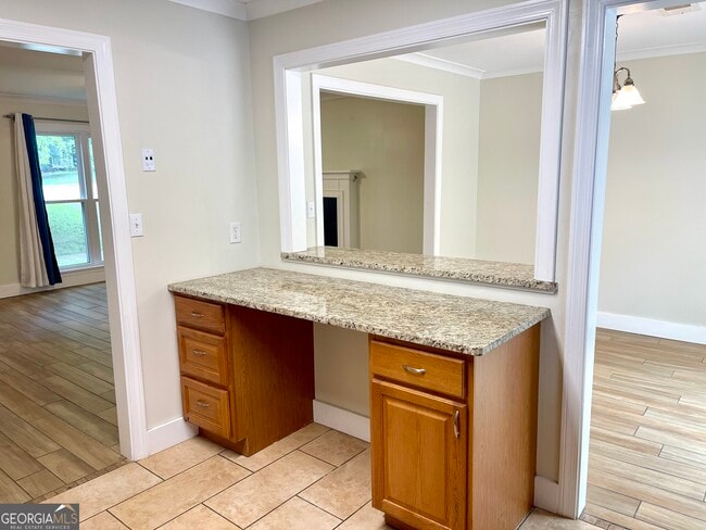 Building Photo - 696 Redland Dr