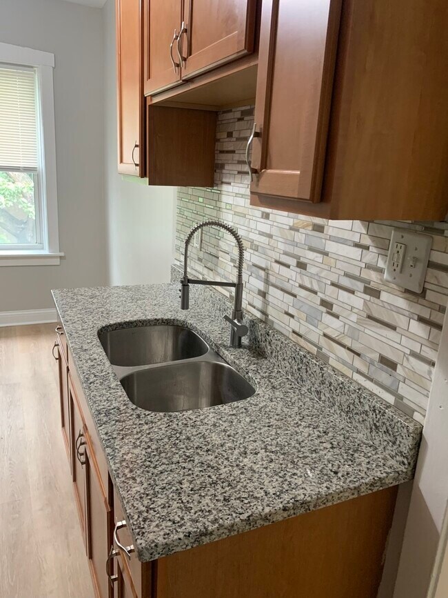 Building Photo - 4460 N Avers Ave
