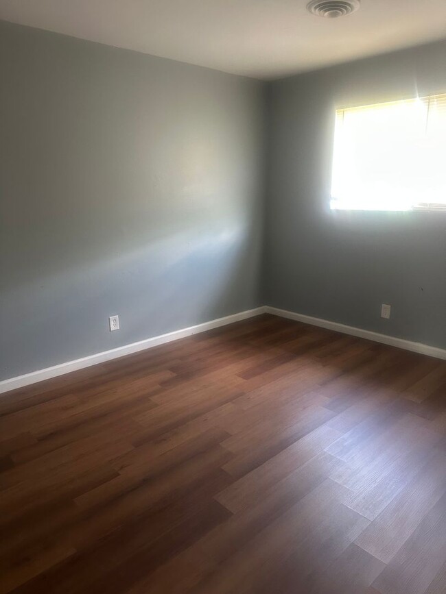 Building Photo - 1574-1574 Leonaire Ct