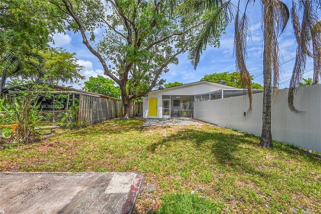 Building Photo - 810 SW 12th Ct
