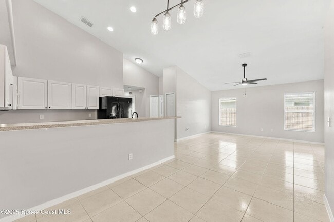 Building Photo - 158 Empress Ave