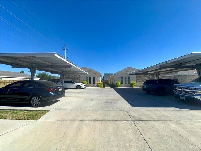 Building Photo - 5106 N Hiawatha Dr