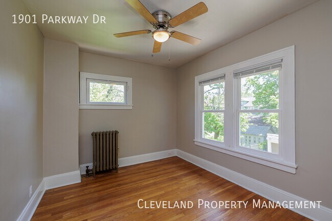 Building Photo - Updated Cleveland Hts. Colonial