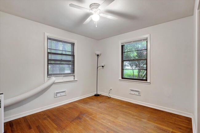 Building Photo - 2 BED / 1 BATH HOUSE NEAR CAMPUS W/ CHARMING CHARACTER