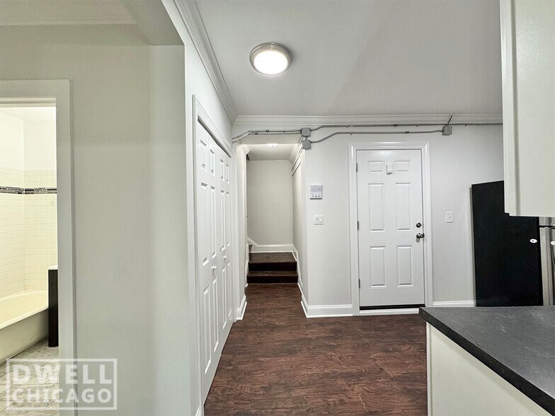 Building Photo - 2125 W Giddings St